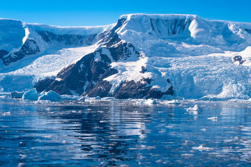 Fototapeta na wymiar Exploring the breathtaking coastal landscapes of the Antarctic peninsula on rubber dinghy boats (zodiac)