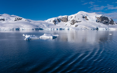 Fototapeta na wymiar Navigating through breathtaking coastal landscapes along the Antarctic continent