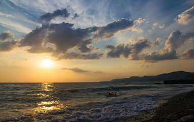 Obraz premium Amazing sea sunset, the sun, waves, clouds