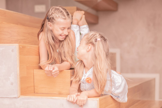 little blonde girls, sublings at home