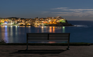 Obraz premium Long exposure photo of Bondi Beach at night, Sydney Australia
