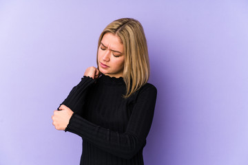 Obraz premium Young blonde caucasian woman isolated massaging elbow, suffering after a bad movement.