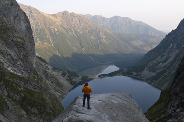 Kobieta na kamieniu pod Rysami, Tatry