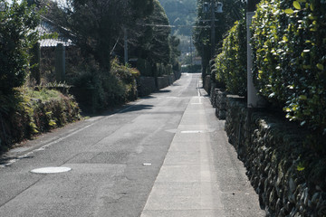 雰囲気のある武家屋敷の道