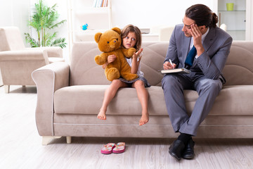 Obraz premium Child psychologist attending small girl
