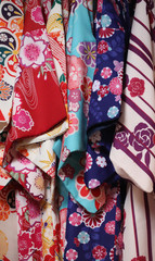 Kimonos alignés (tissus à ,otifs variés)