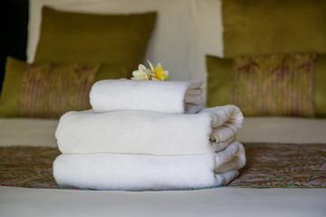 Fototapeta na wymiar Clean bath towels on bed in hotel suite