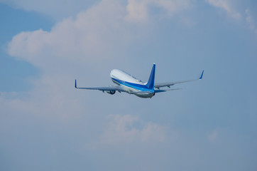 離陸上昇するジェット旅客機