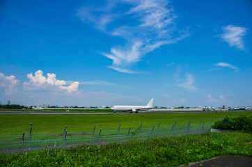Fototapeta premium 青空の飛行場とジェット旅客機