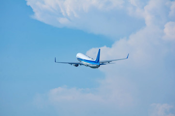 離陸上昇するジェット旅客機