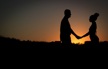 Obraz na płótnie Canvas couple together at sunset