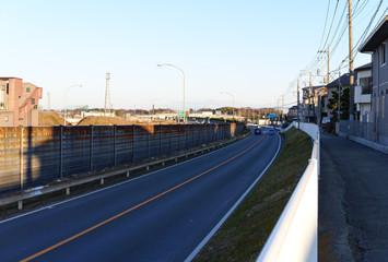 Fototapeta na wymiar 朝の高速道路側道