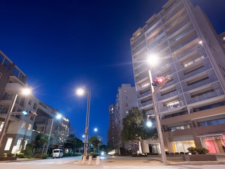 夕暮れの高層マンション