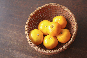 卓上のかごに盛られたみかん