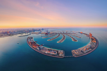 Vue aérienne de l& 39 île de Palm Jumeirah, sur les toits du centre-ville de Dubaï, aux Émirats arabes unis ou aux Émirats arabes unis. Quartier financier et quartier des affaires dans une ville urbaine intelligente. Gratte-ciel et immeubles de grande hau