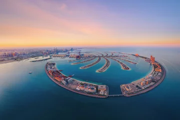 Foto auf Acrylglas Luftaufnahme von The Palm Jumeirah Island, Dubai Downtown Skyline, Vereinigte Arabische Emirate oder Vereinigte Arabische Emirate. Finanzviertel und Geschäftsviertel in Smart Urban City. Wolkenkratzer und Hochhäuser bei Sonnenuntergang. © tampatra