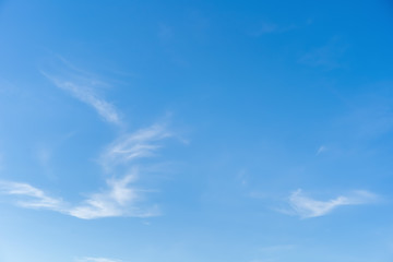 Obraz premium Blue sky and white puffy clouds