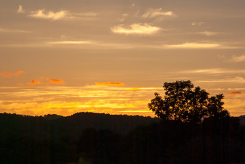 輝く夕焼けの空