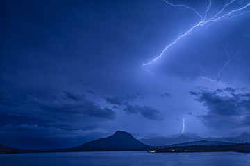 Lightning over the lake 