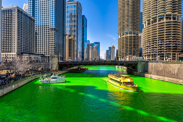 Chicago gebouw en stadsgezicht op Saint Patrick& 39 s Day rond Chicago River Walk met groene kleur verven rivier in Chicago Downtown, Illinois, USA, gekroonde Ierse en Amerikaanse mensen vieren.
