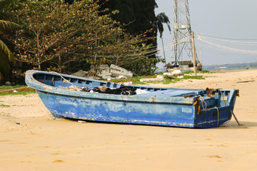 Fototapeta na wymiar old wooden boat on the sand by the sea