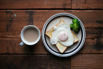 目玉焼きを乗せたパンとブロッコリー、紅茶