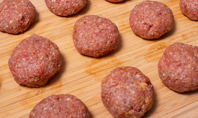 Hackfleisch Frikadellen zu runden Fleischklößchen zubereitet fürs Kochen