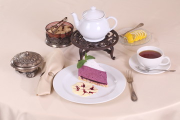 Berry cake with tea with mint and lemon