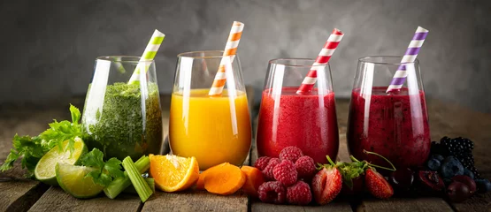  Selectie van kleurrijke smoothies en ingrediënten in glazen, rustieke achtergrond © anaumenko