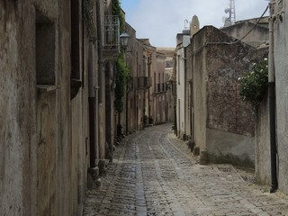 Obraz premium rice – typical road inside the medieval center between old buildings