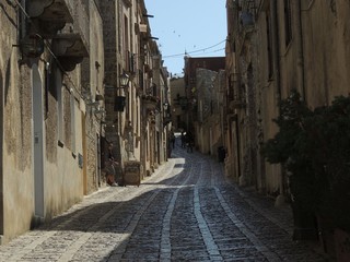 Obraz premium rice – typical road inside the medieval center between old buildings