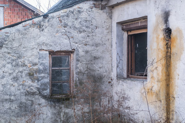 Fototapeta na wymiar Abandoned old house on the outskirts of the city 