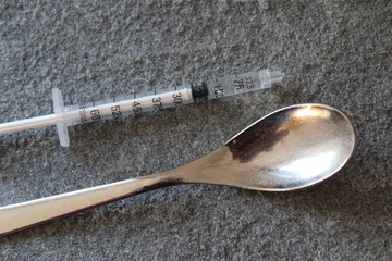 Siringa - vaccino o droga
