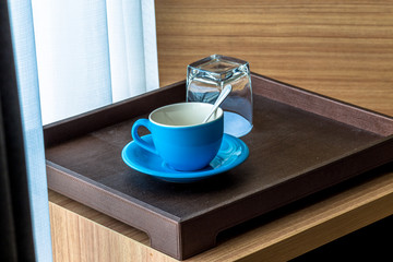 Blurred background view of a mug or coffee cup, a cup of water or a drink on the table, for customer service in a room or restaurant