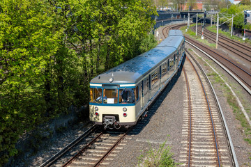 Historische S-Bahn auf einer Gleisanlage in Hamburg