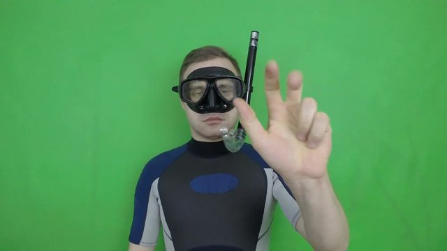 Divemaster counting to 10 
