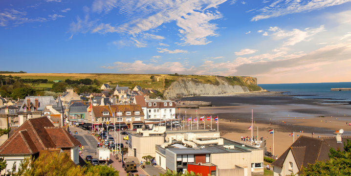 Arromanches-sur-mer. Panorama sur le centre-ville et la plage. Calvados. Normandie	