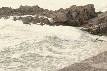 Audierne ville du Finistère en Bretagne sa baie son phare sa jetée le pont et les vagues qui se...