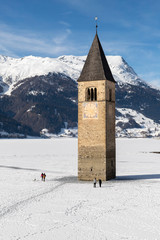 Il campanile sommerso di Resia sotto la neve in inverno