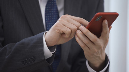 スマートフォンを操作しているビジネスマン