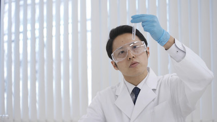 検査をする男性	
