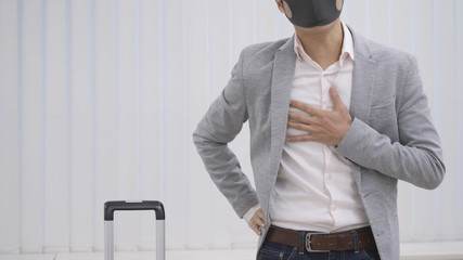 咳をする旅行客