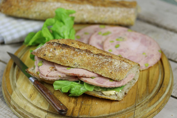 sandwich à la roulade de jambon et salade
