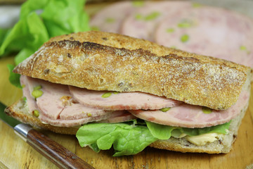 sandwich à la roulade de jambon et salade