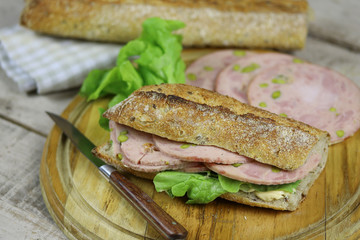 sandwich à la roulade de jambon et salade