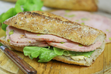 sandwich à la roulade de jambon et salade