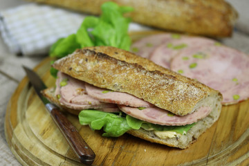 sandwich à la roulade de jambon et salade