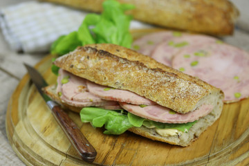 sandwich à la roulade de jambon et salade