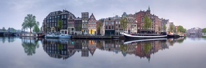 Zelfklevend Fotobehang Stadsgezicht van Amsterdam met weerspiegeling van gebouwen op het water © boule1301