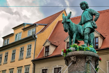 halle saale, deutschland - 21.06.2019 - eselsbrunnen am alten markt